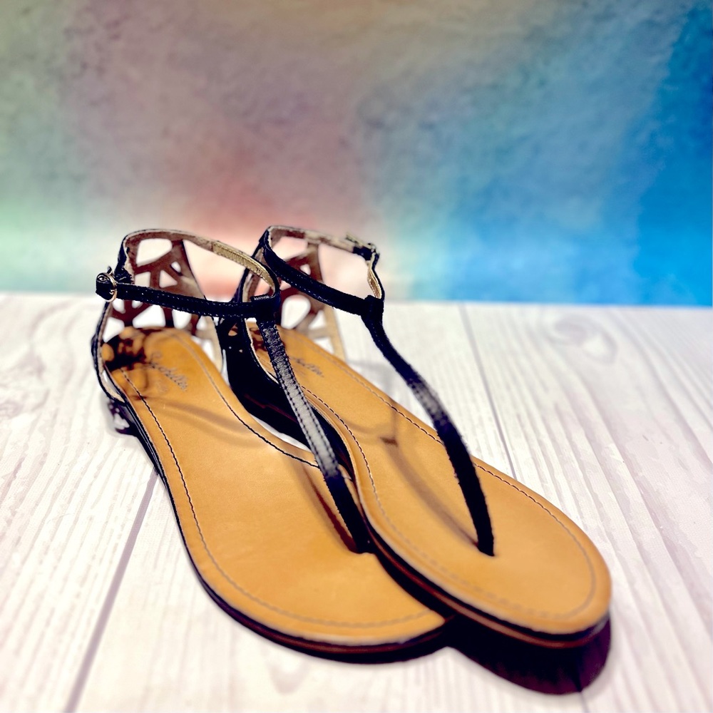 Seychelles Black Leather Laser Cutout Thong Sandals - Size 7.5 - Like New!